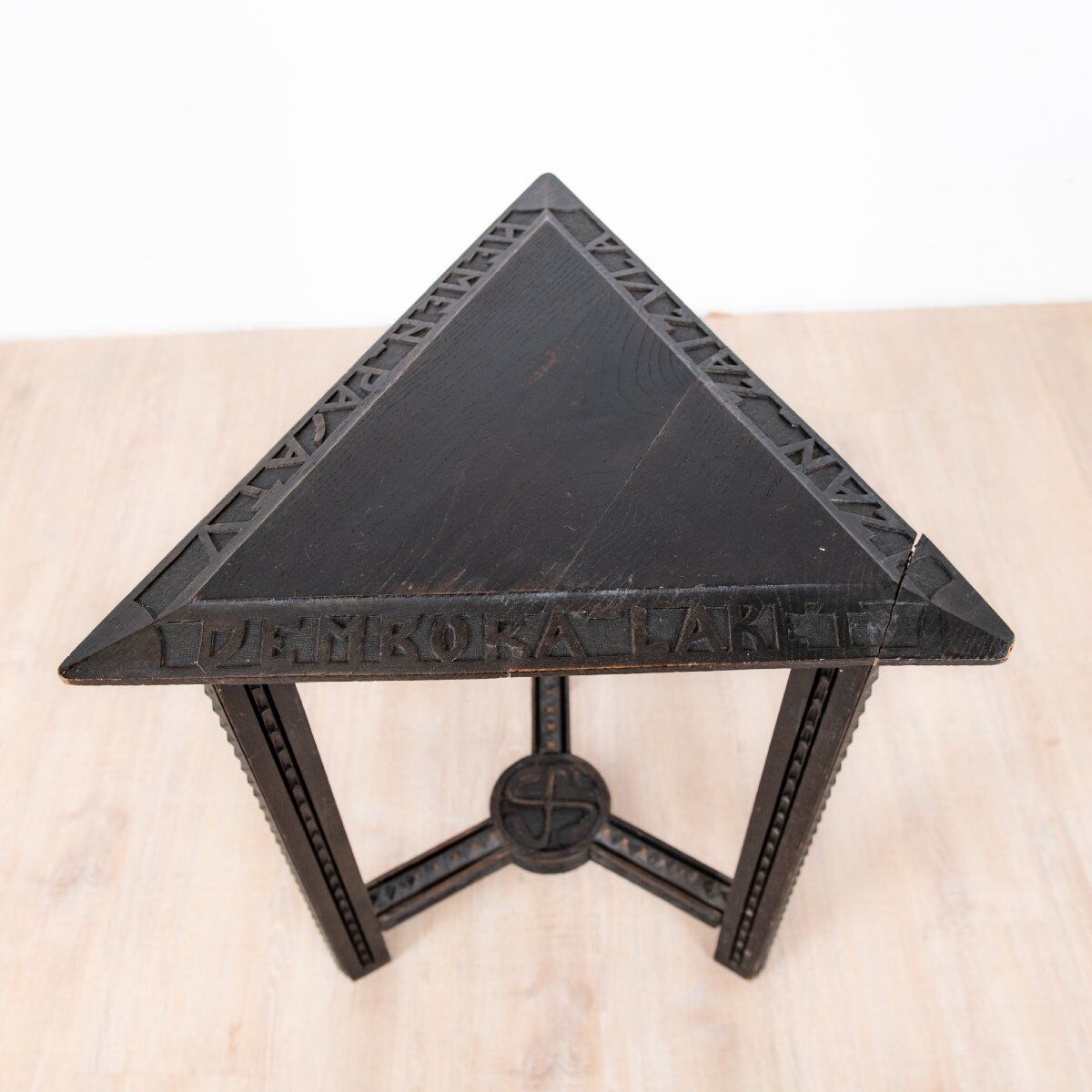 Guéridon en bois teinté et sculpté benjamin gomez– vers 1920–1930