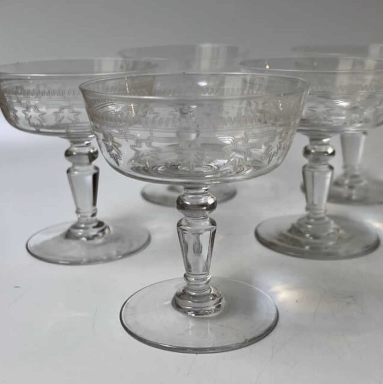 Coupes à champagne en cristal à décor d’entrelacs