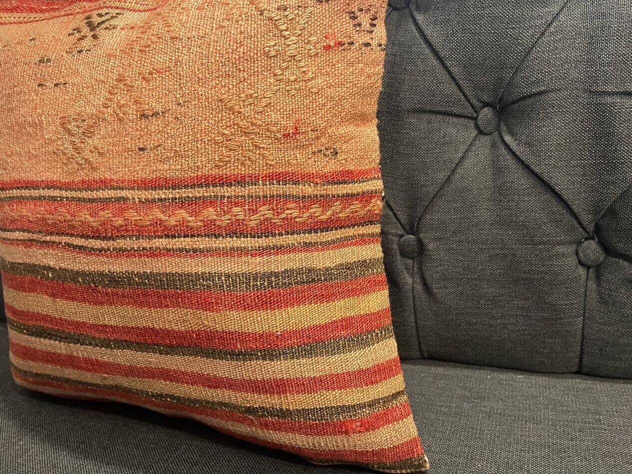 Ancien coussin rose authentique