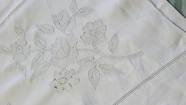 Drap et 2 taies en fil de lin sans monogramme brodés couple de colombes et fleurs