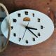 Horloge formica vintage pendule murale silencieuse ovale "Cadelec bleu"