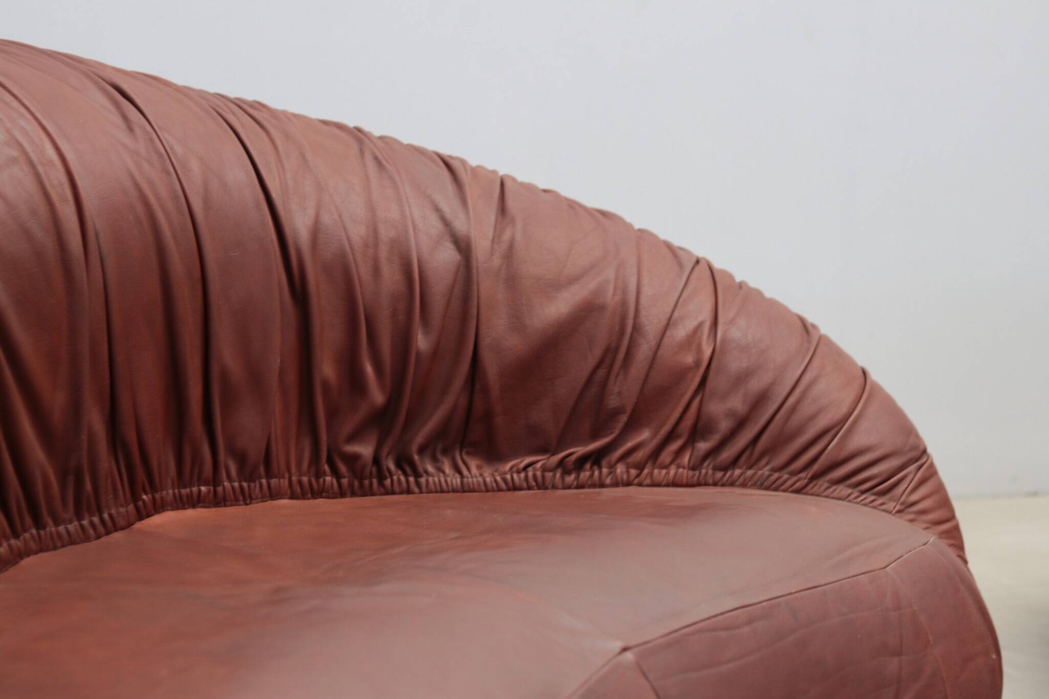 Canapé et fauteuil en cuir Pangolin par Egg Designs