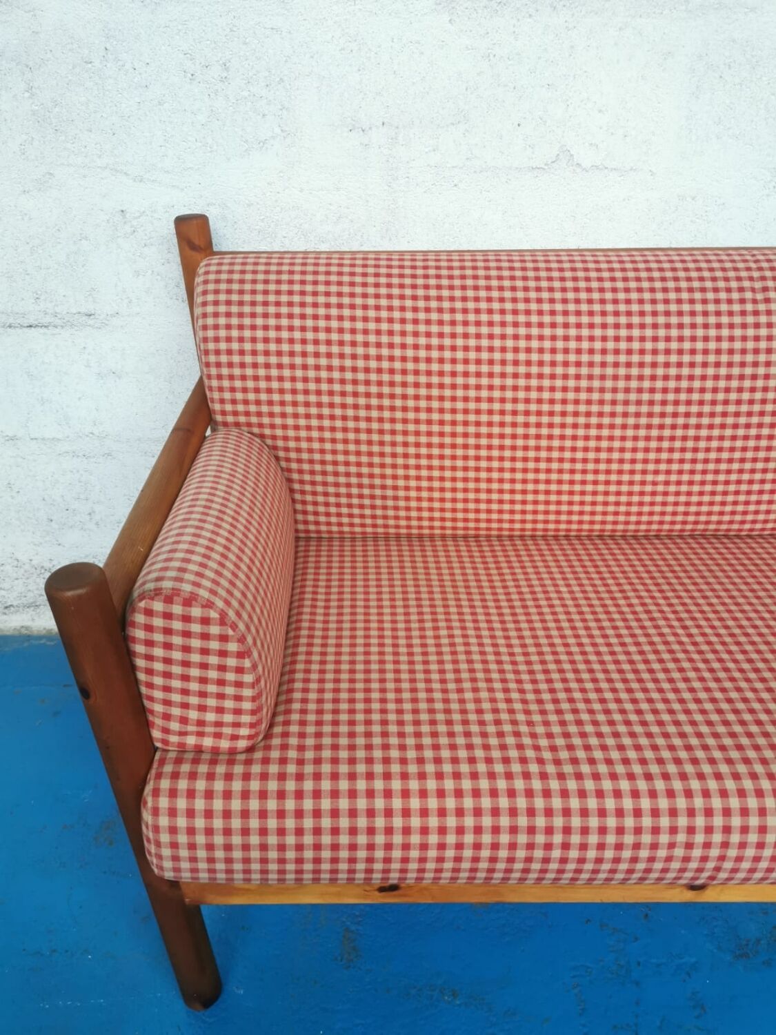 Bench in pine and gingham fabrics