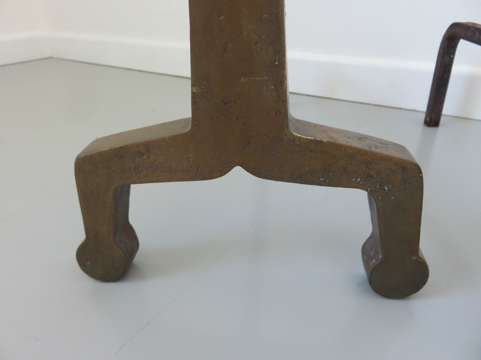 Paire de chenets modernistes en bronze massif