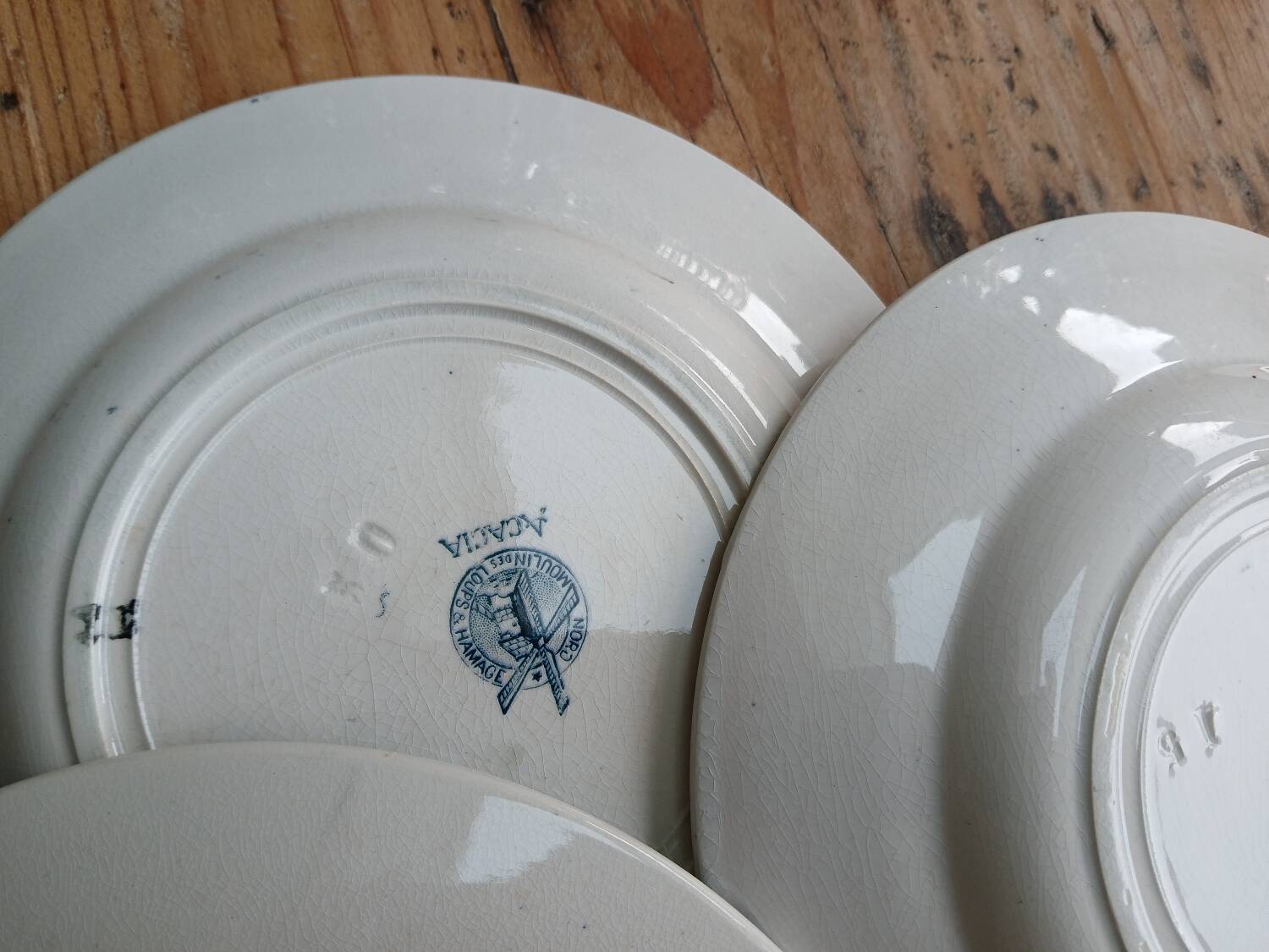 Set of 6 Terre de Fer plates, Acacia model