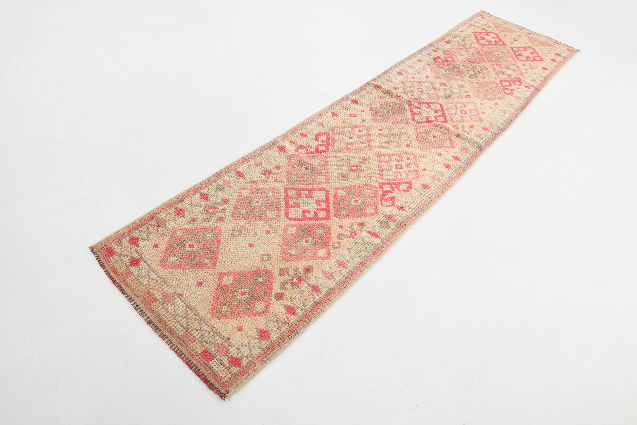 Vintage Runner Kilim, Tons Rose et Beige, Motifs Anatoliens Géométriques
