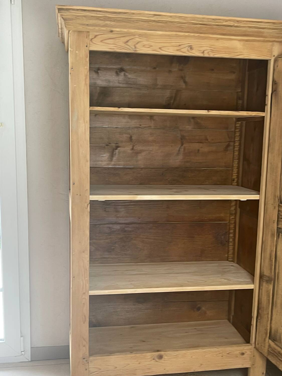 Raw wood bonnetière