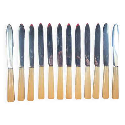 Série de 12 couteaux de table, milieu XXème