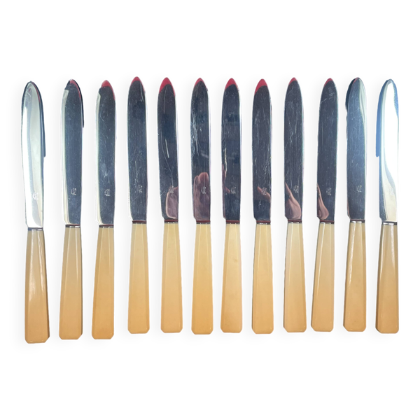Série de 12 couteaux de table, milieu XXème