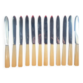 Série de 12 couteaux de table, milieu XXème