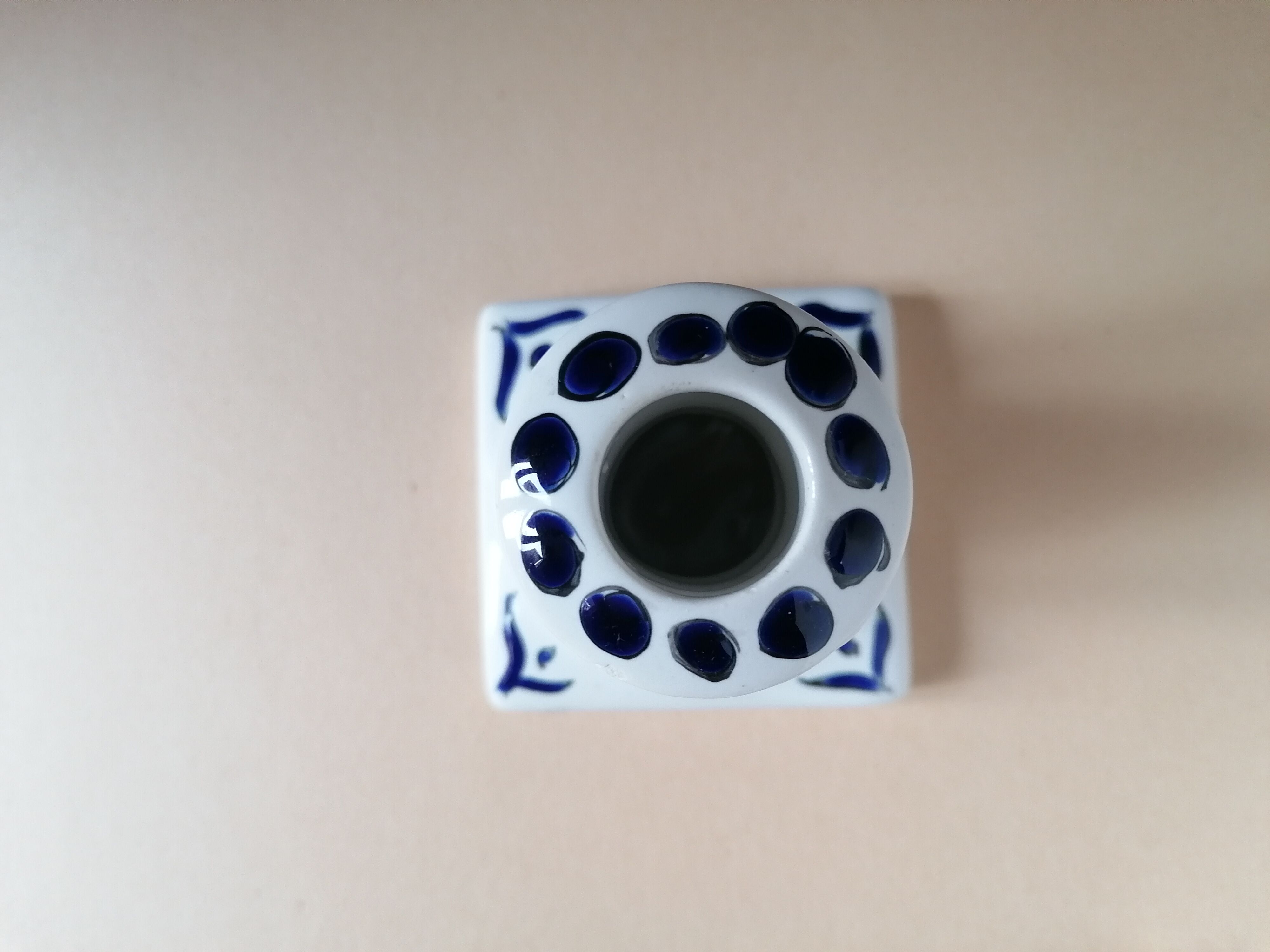 Paire de bougeoirs décor en émaux blanc et bleu