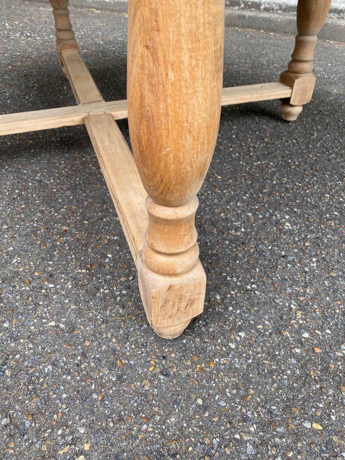 Renovated round extendable farmhouse dining table made of solid wood, 115cm.