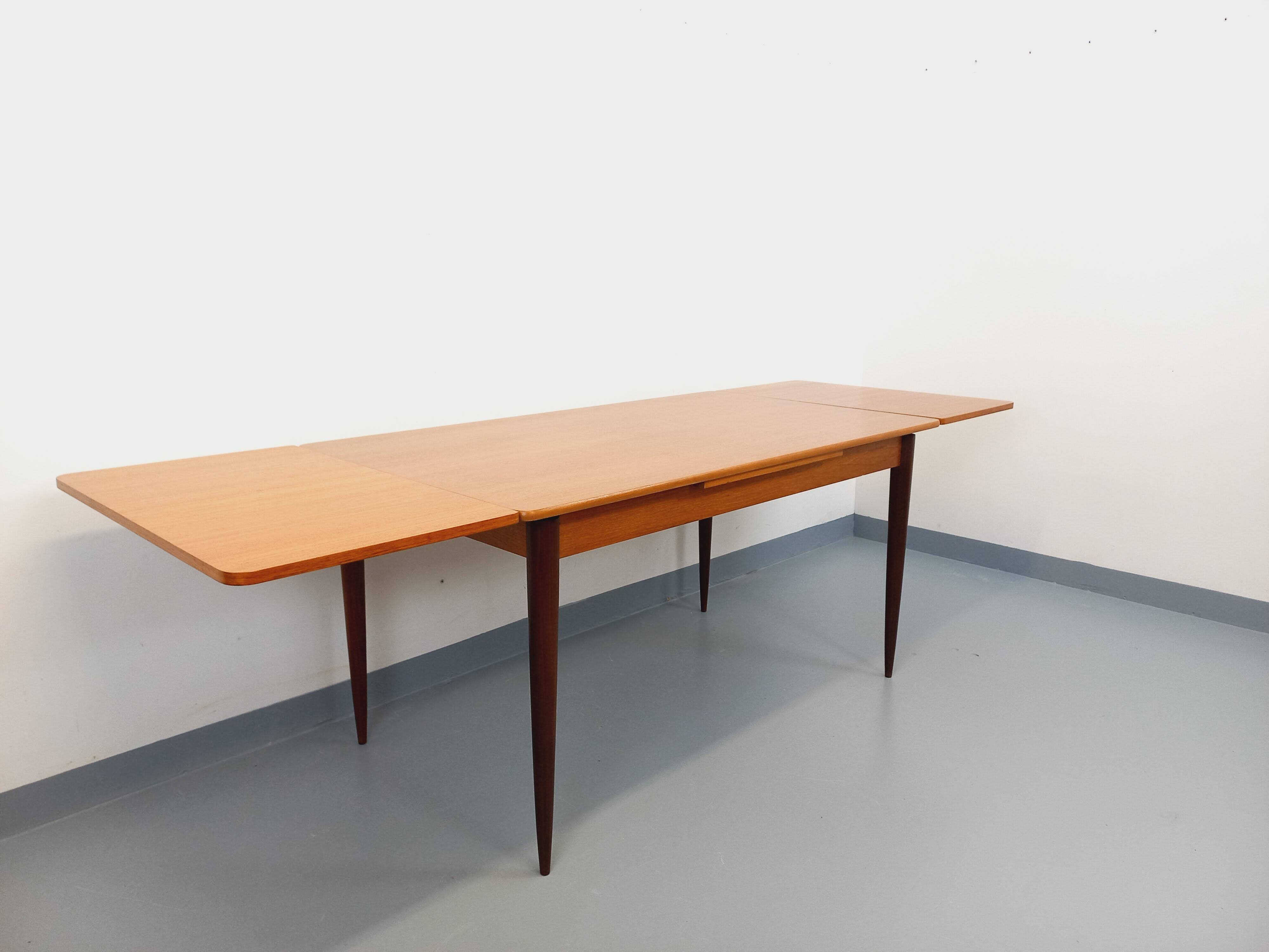 Table à manger rectangulaire style scandinave vintage des années 50 60 teck