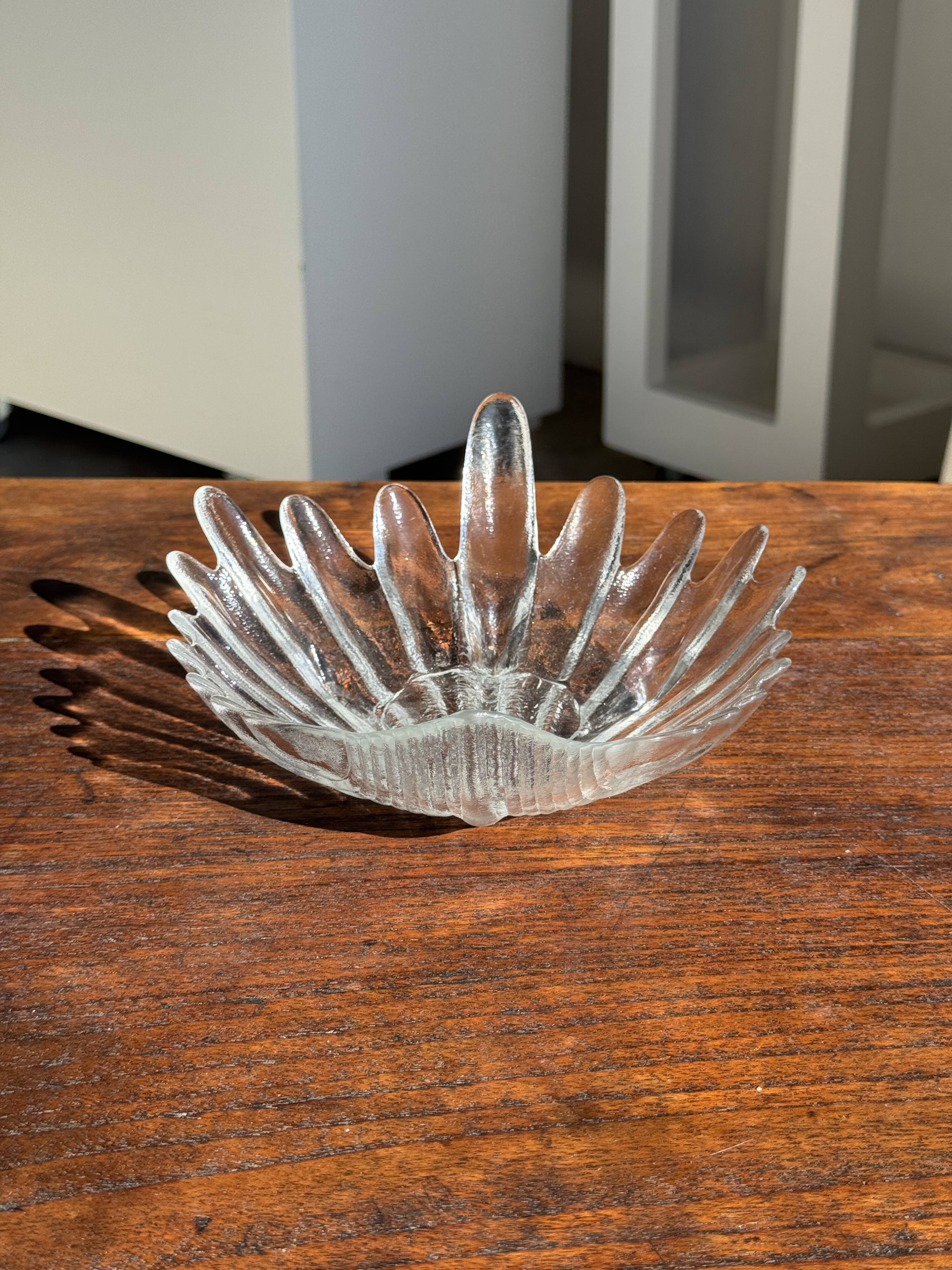Large stylised shell bowl in vintage glass D22