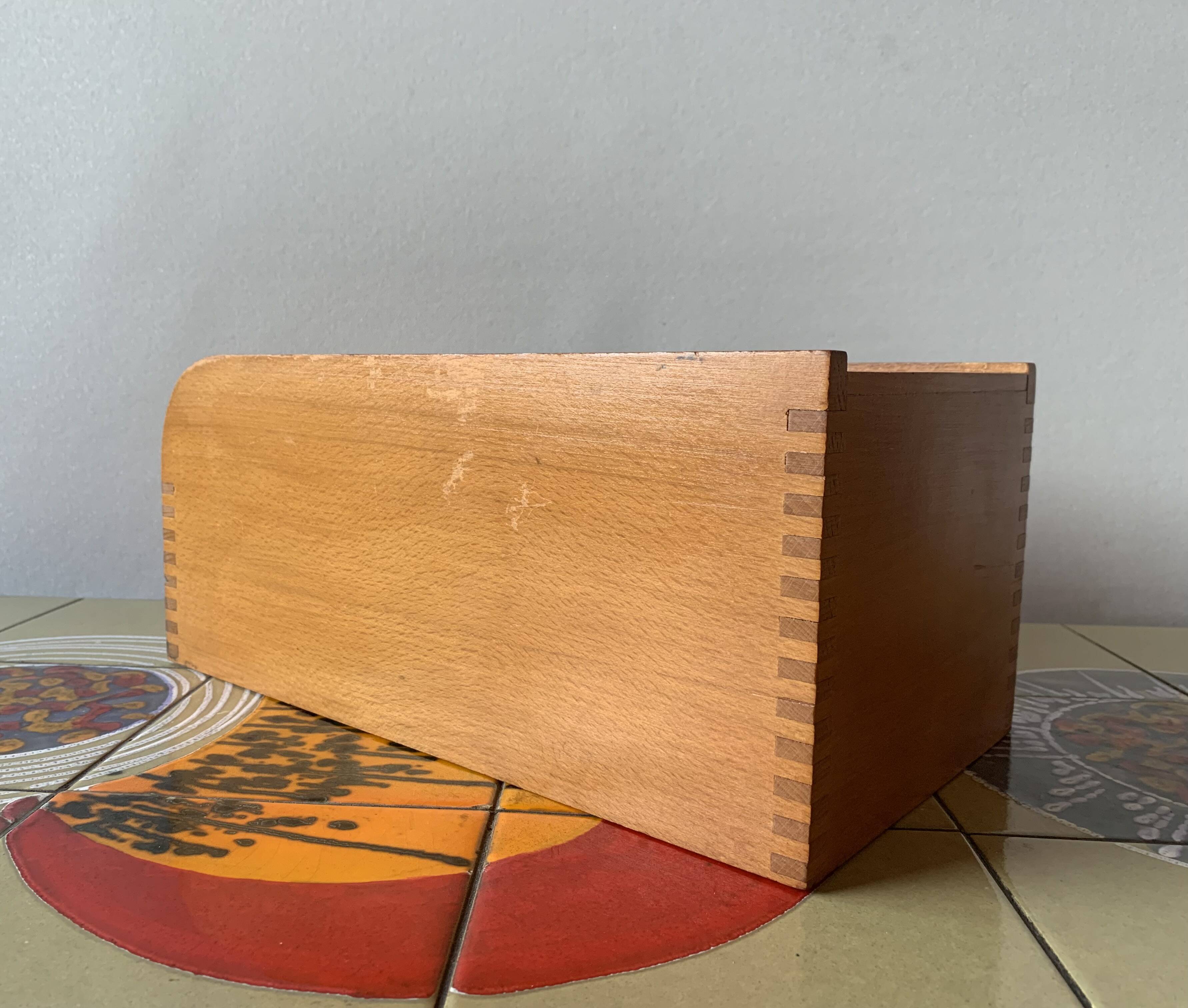 2 anciennes boîtes de classement en bois à volet