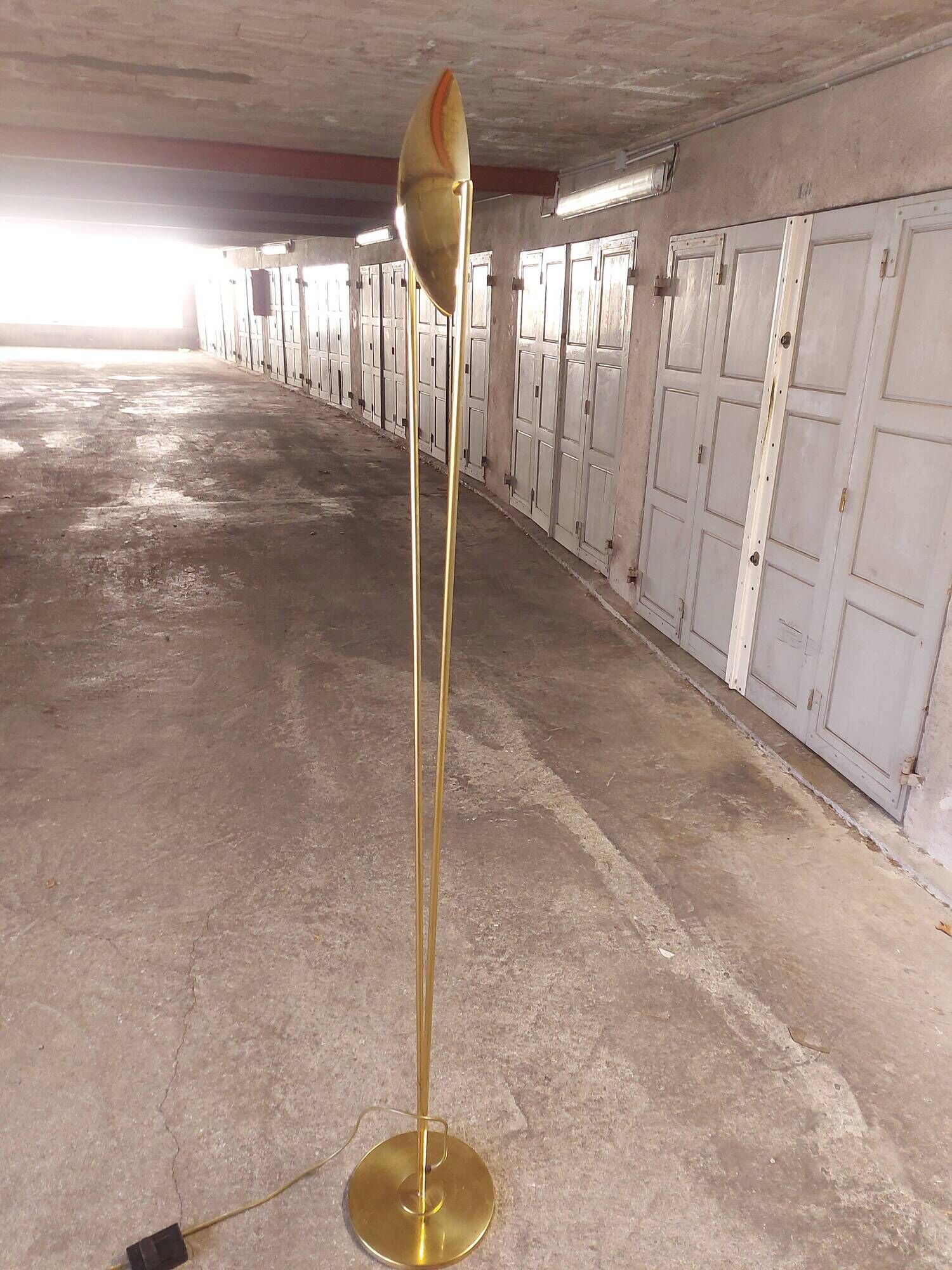 Victory brass floor lamp from the 80's, design studio Artof for Lumen