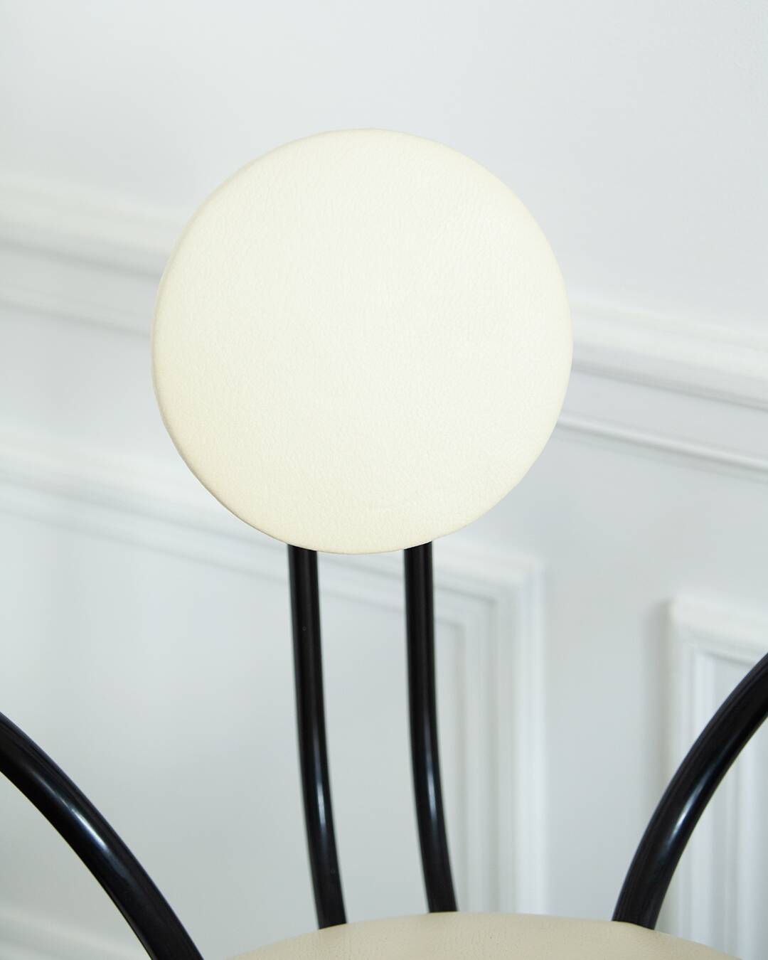 MEMPHIS style white leather chair