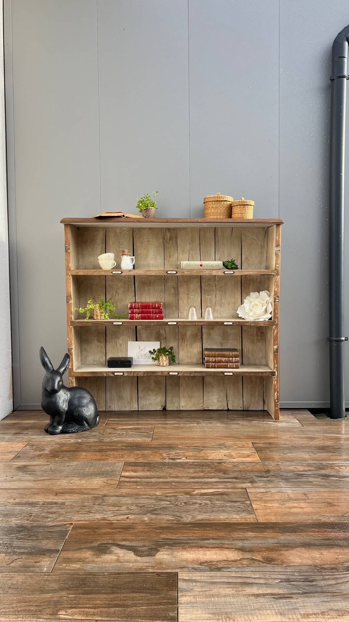 Haut de vaisselier transformé en étagère, en chêne