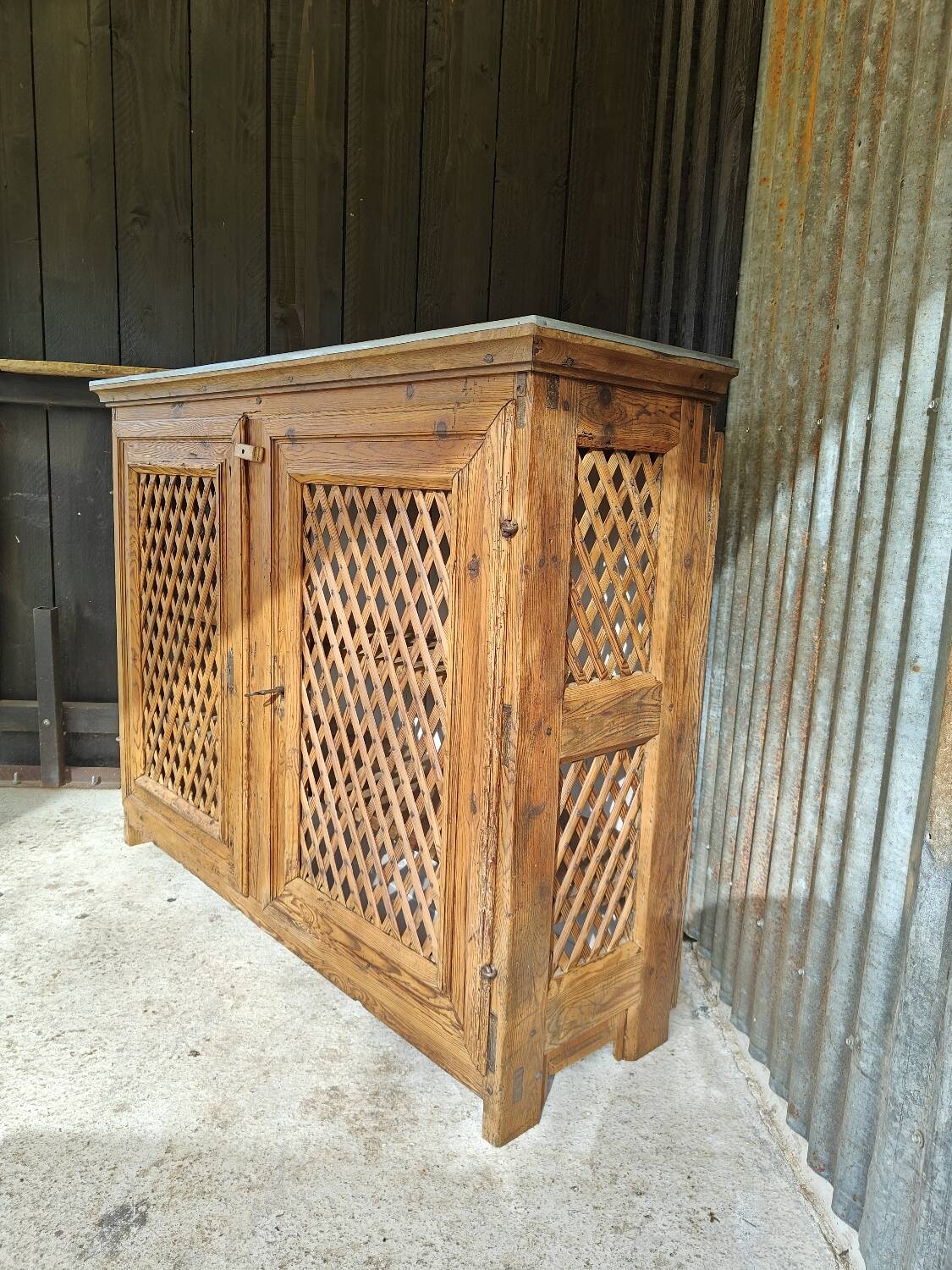 Support buffet in solid pine, zinc top, late 19th century.
