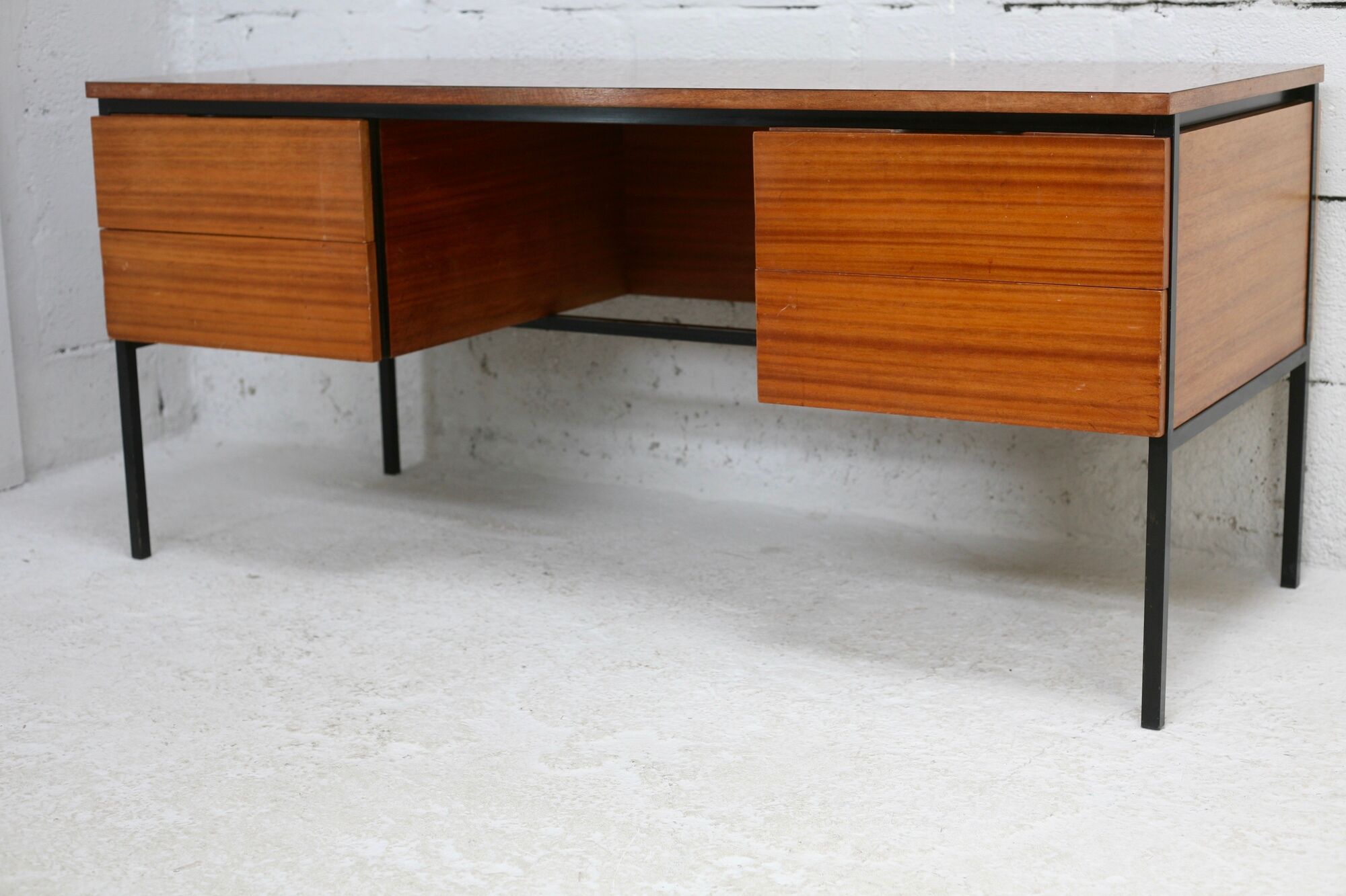 Desk 620 by Pierre guariche, Huchers Minvielle, France, circa 1955