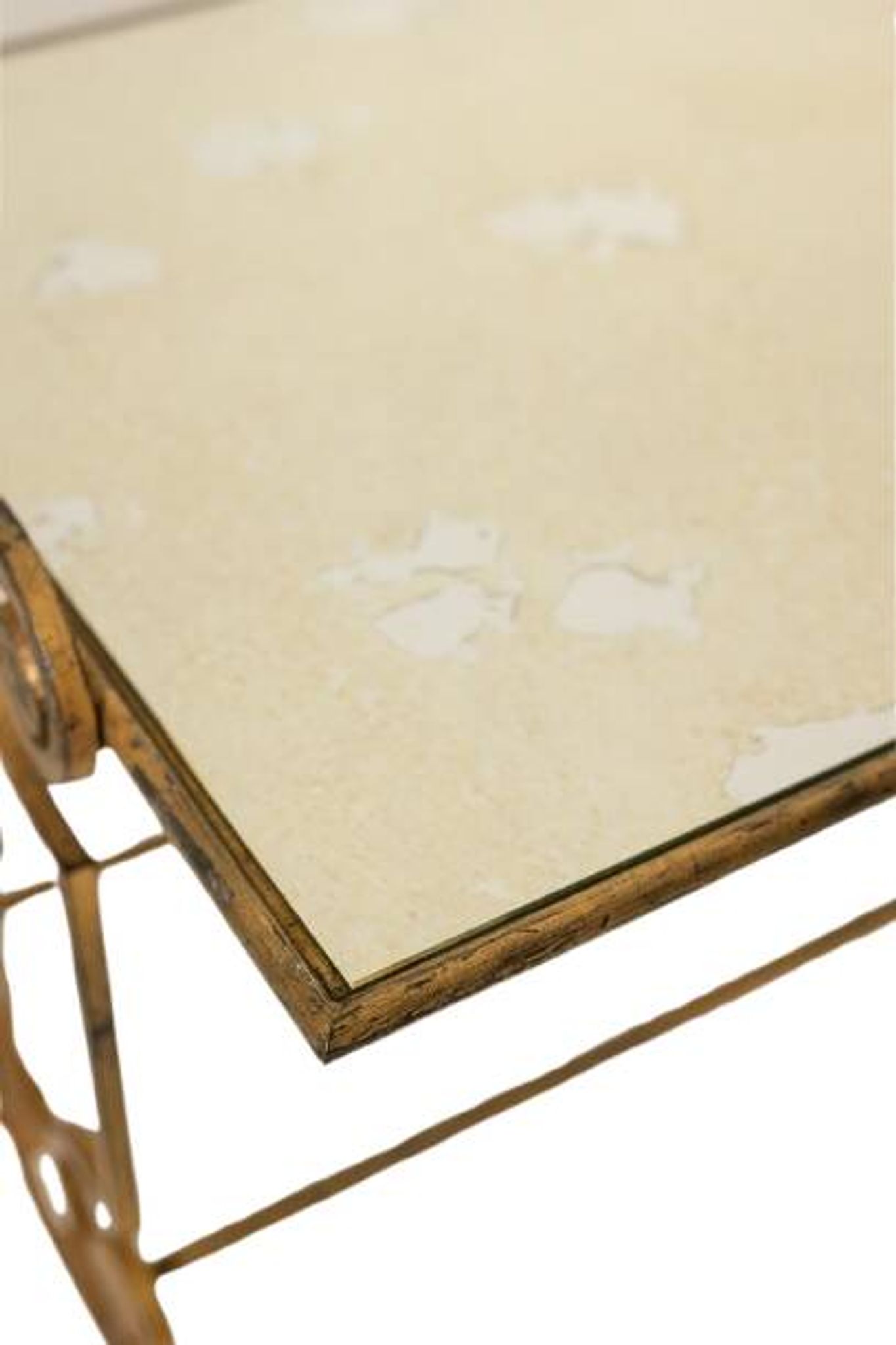 Table basse en fer forgé doré et plateau de verre églomisé. Années 1970