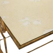 Table basse en fer forgé doré et plateau de verre églomisé. Années 1970