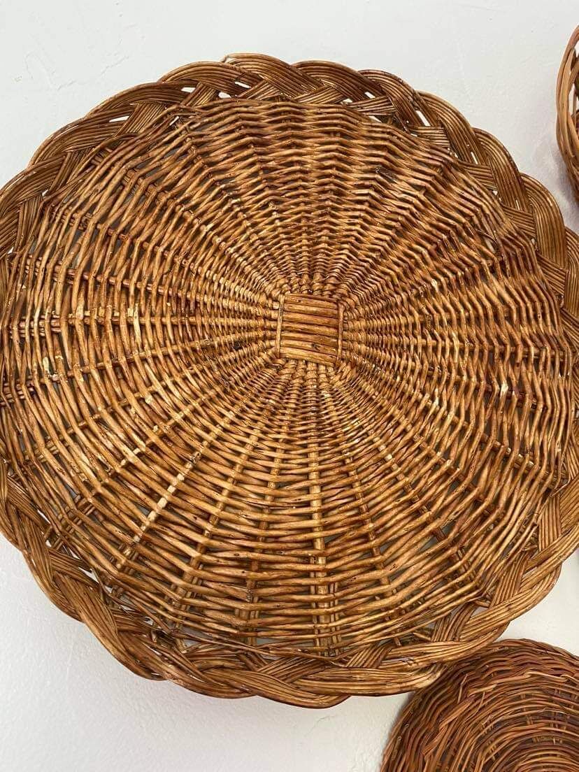Wall composition of 6 baskets and trays in natural wicker and black.