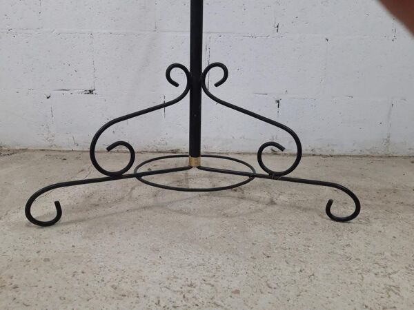 Porte-manteau noir vintage avec accent doré