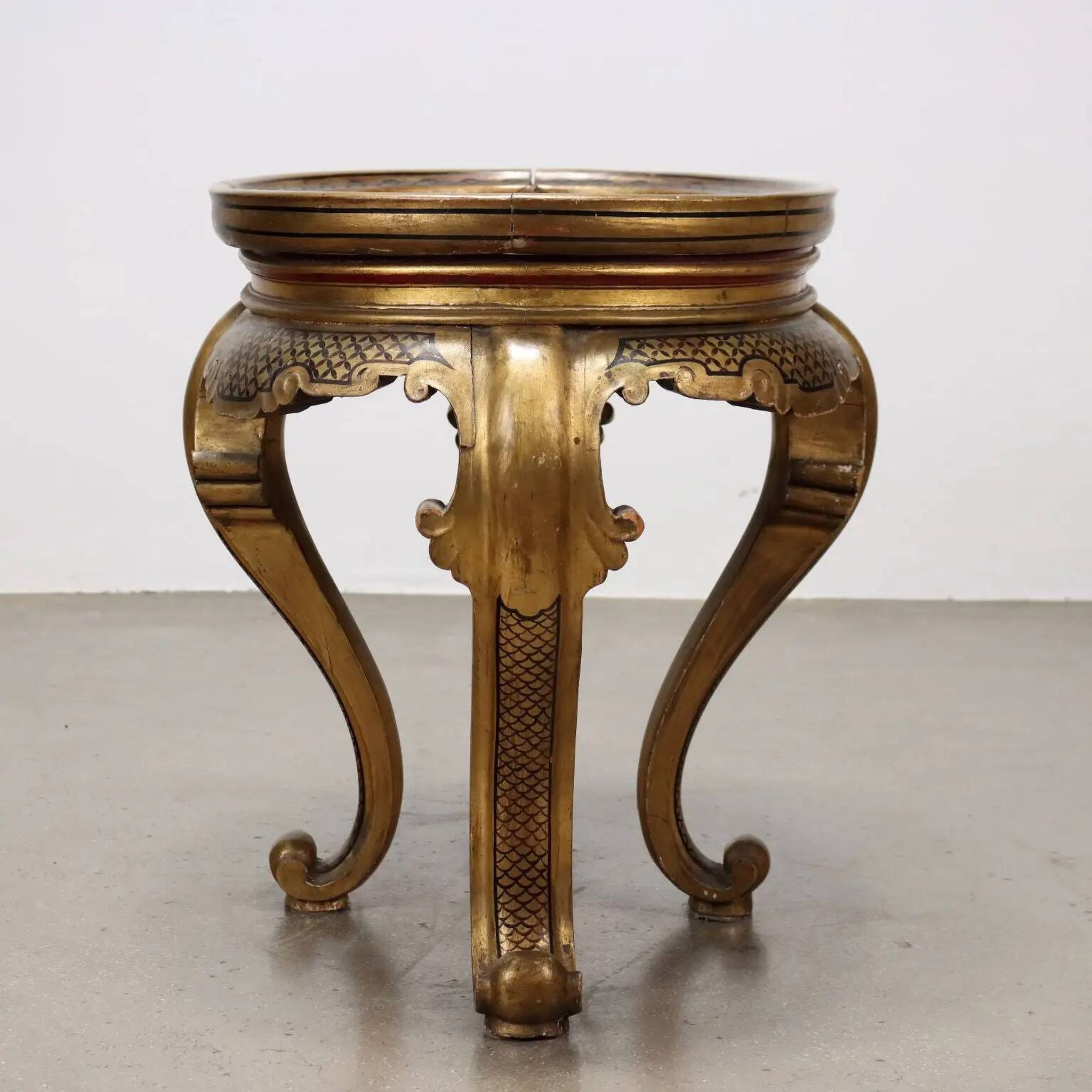 Antique lacquered wooden coffee table in chinoiserie style, Italy, early 20th century.