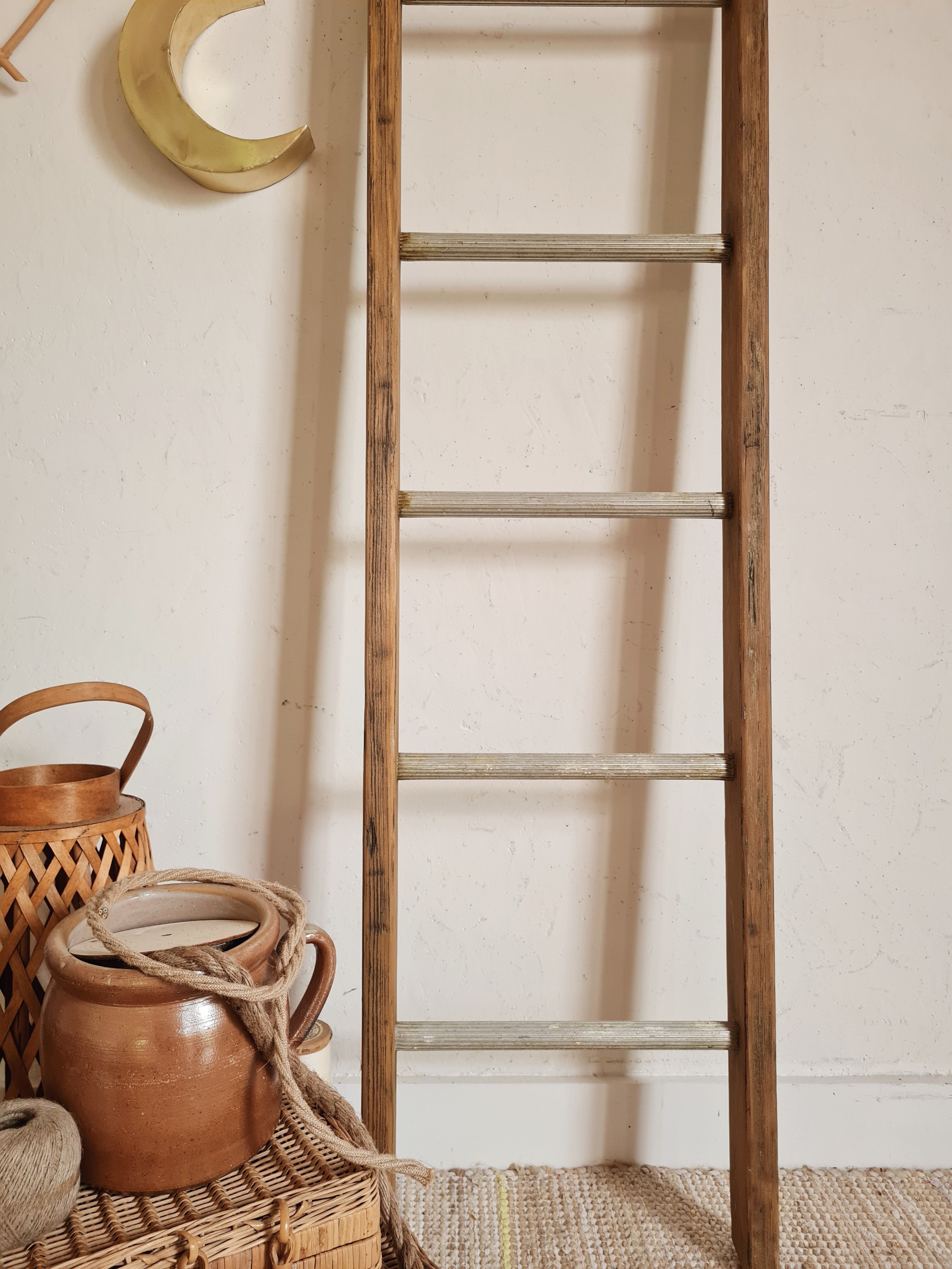 Old scale in wood and metal
