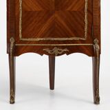 Vitrine d'angle de style Louis XV avec vitre cintrée, vers 1950