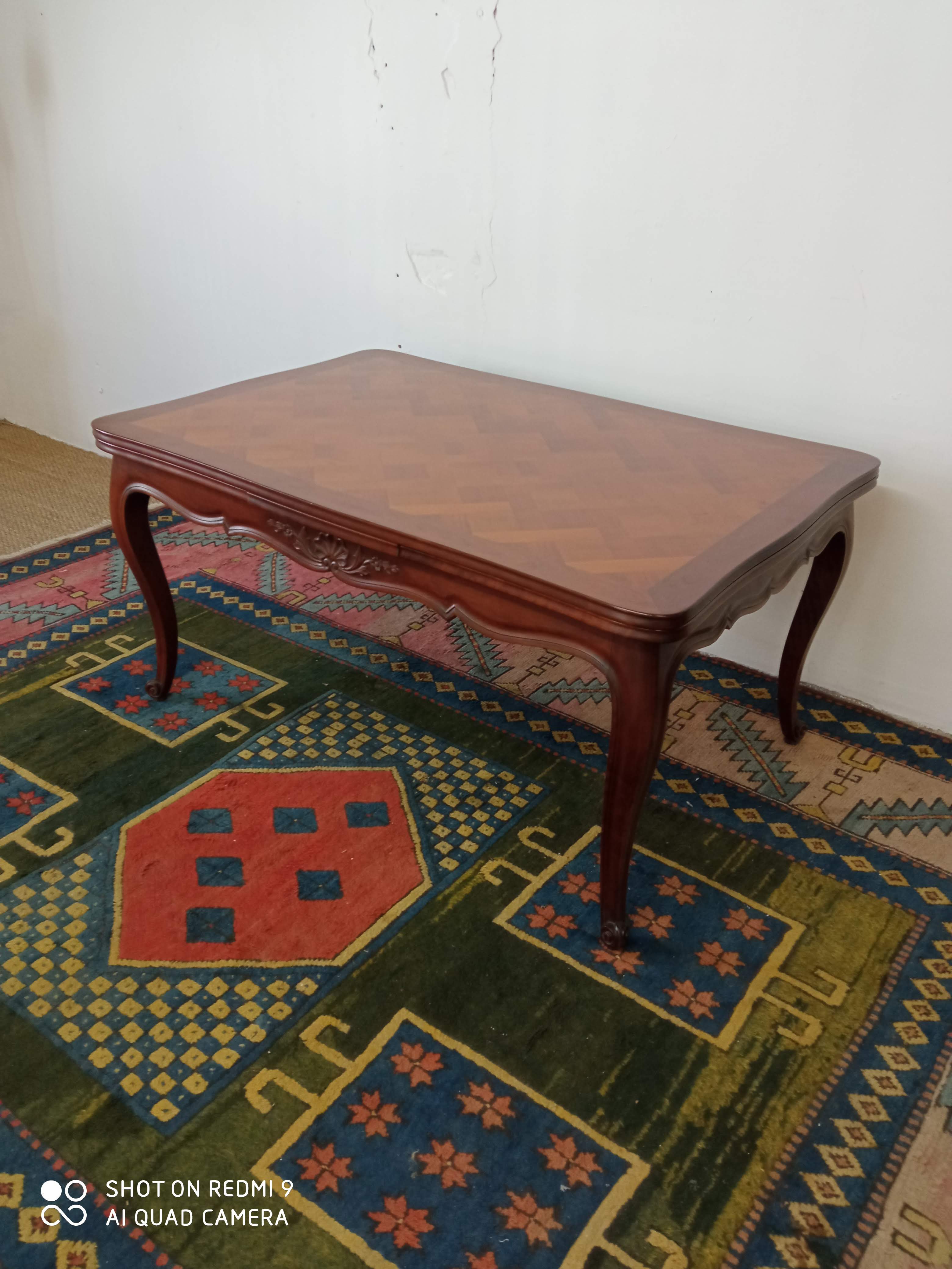 Table feet curved Louis XV style