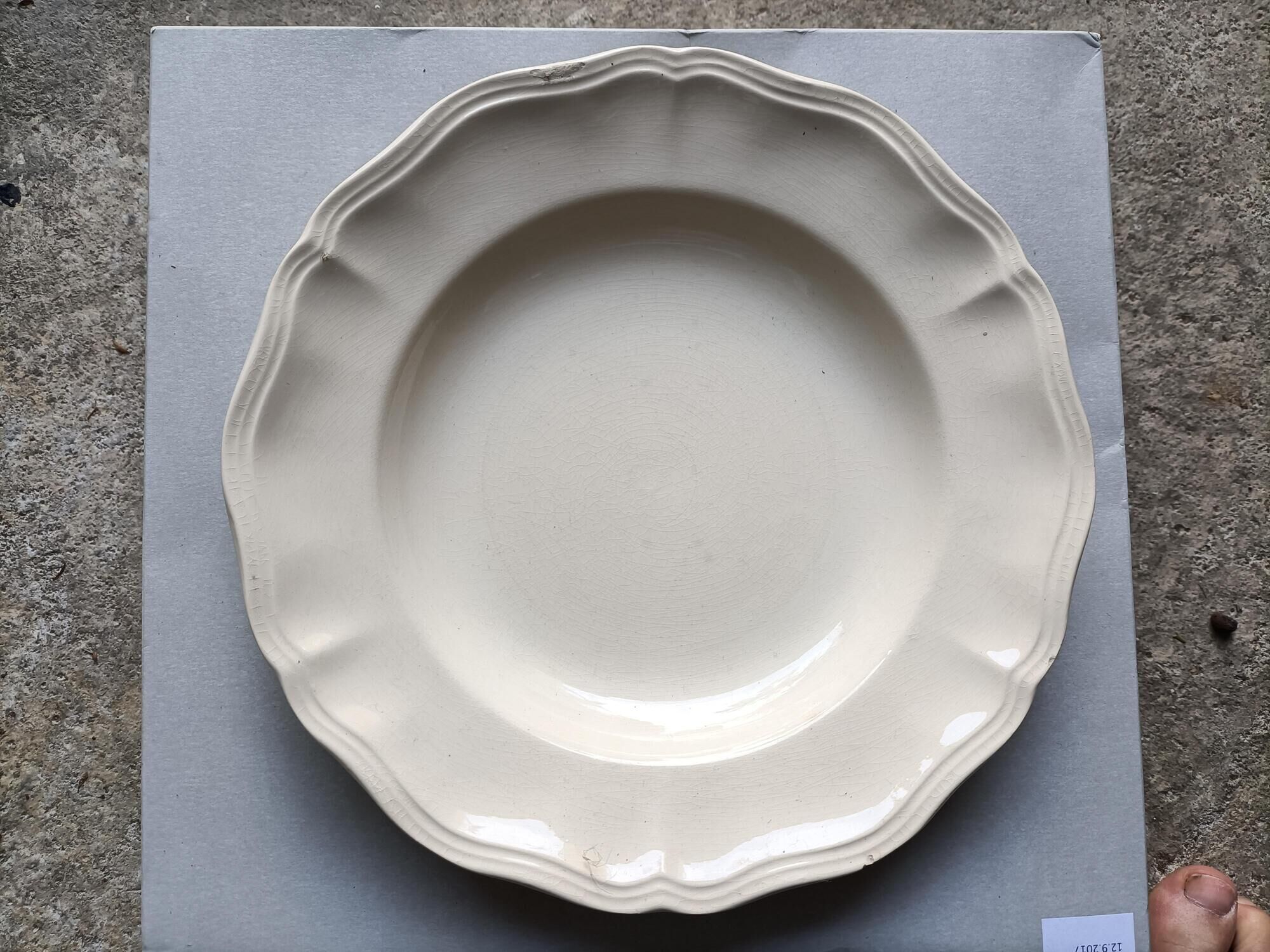 Set of 11 hollow plates of Sarreguemines, ivory color
