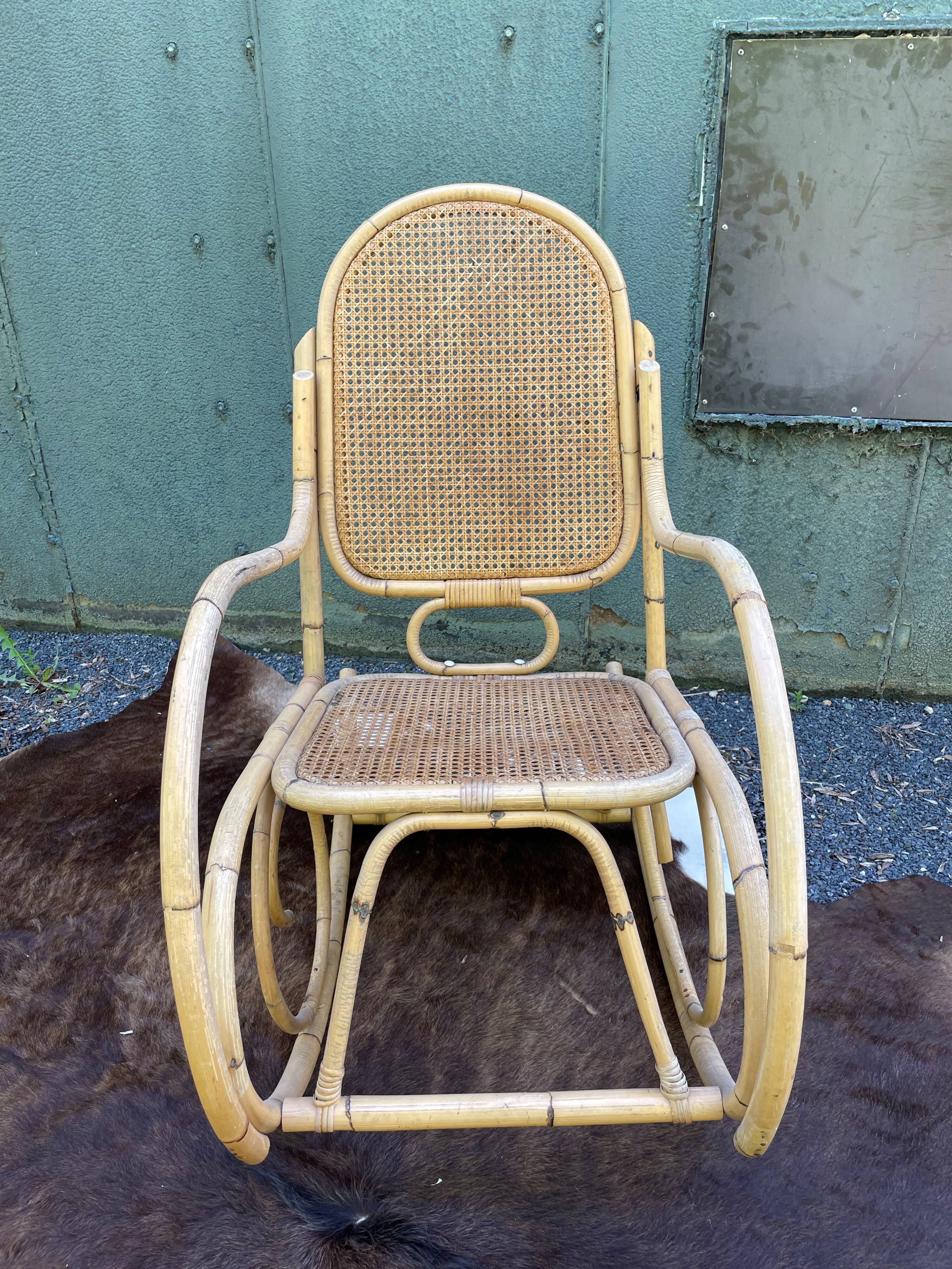 Rocking chair en cannage et rotin
