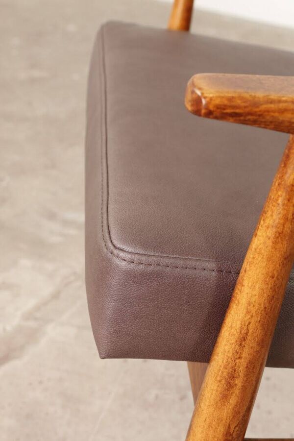 Fauteuil lounge scandinave en cuir végétal taupe foncé, design classique, couleur noyer.