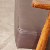 Fauteuil lounge scandinave en cuir végétal taupe foncé, design classique, couleur noyer