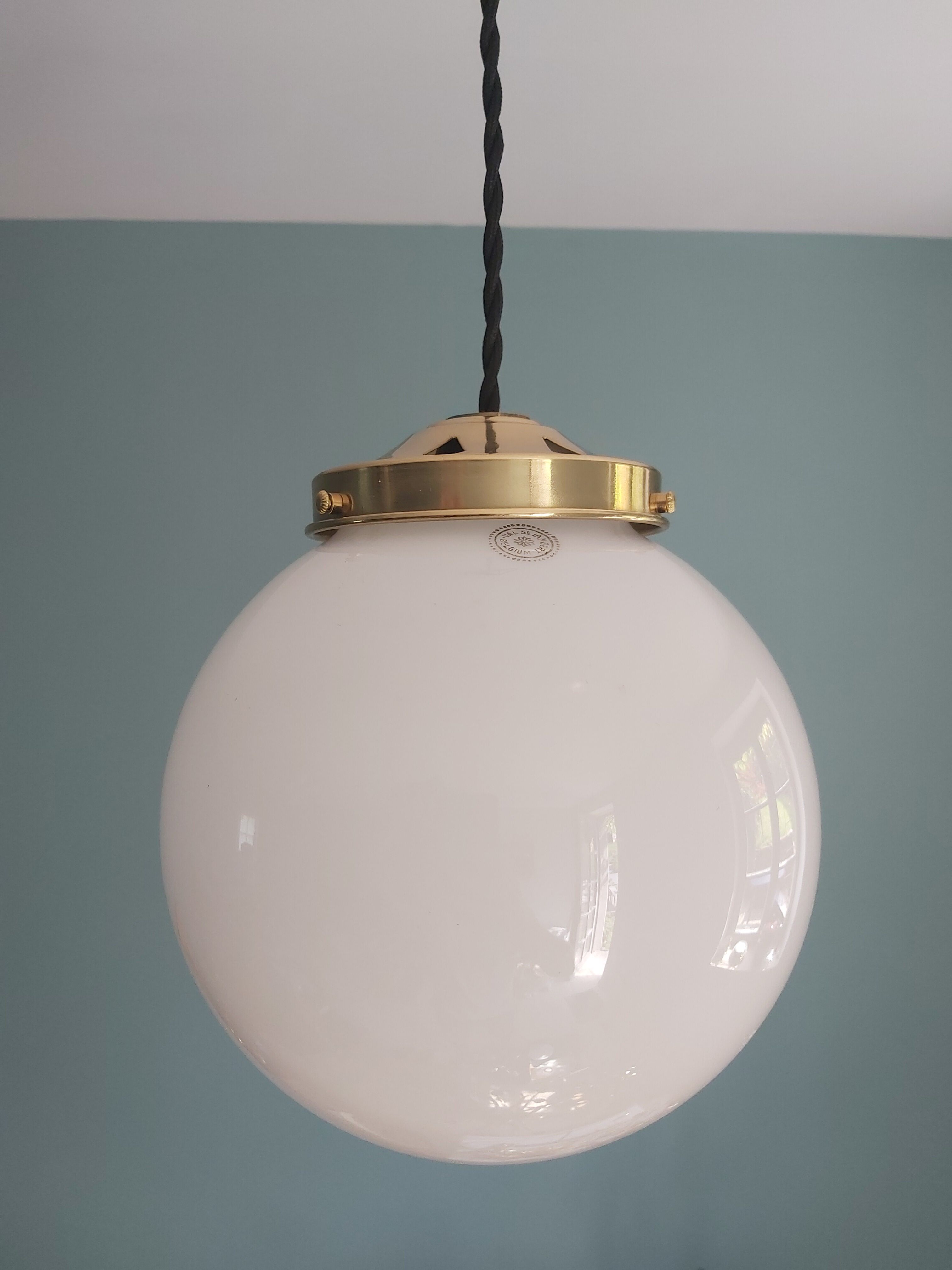 Lot de 3 suspensions art deco avec globe en opaline blanche