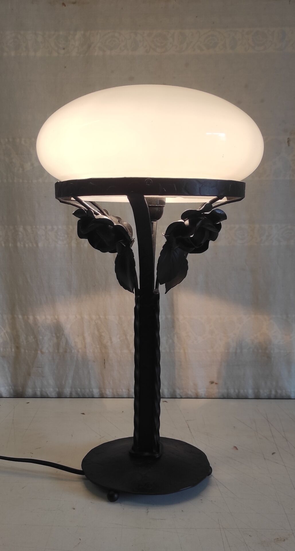 Art Deco table lamp in wrought iron and opaline - 1930s/40s