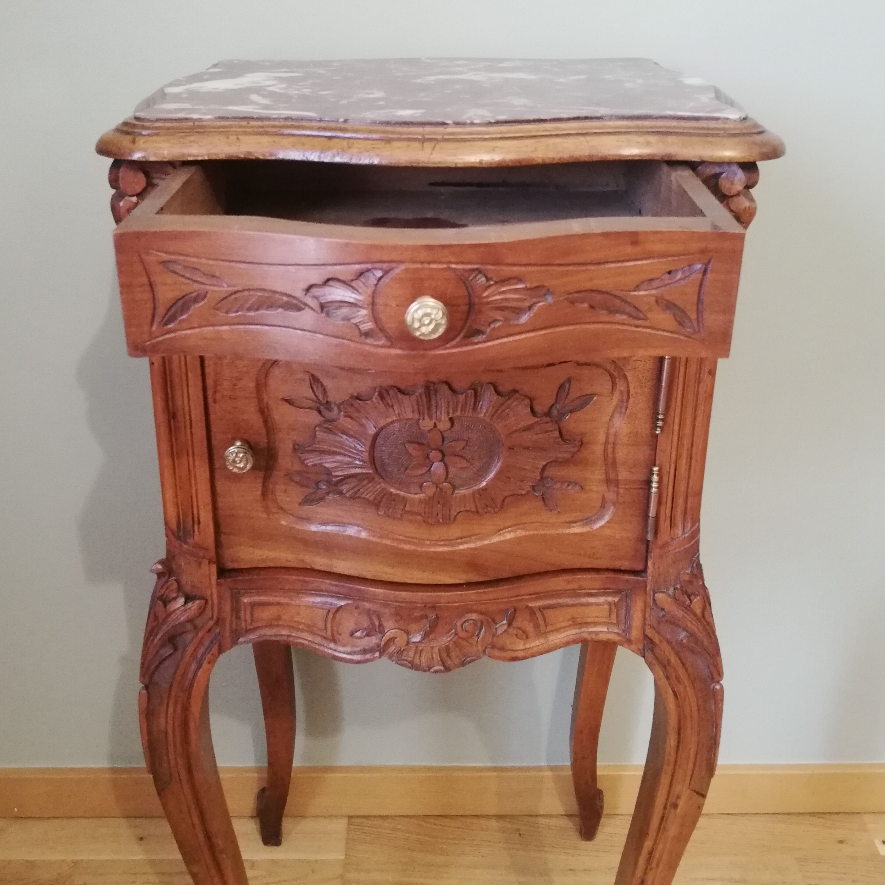 Table de chevet en bois et dessus marbre de style Louis XV