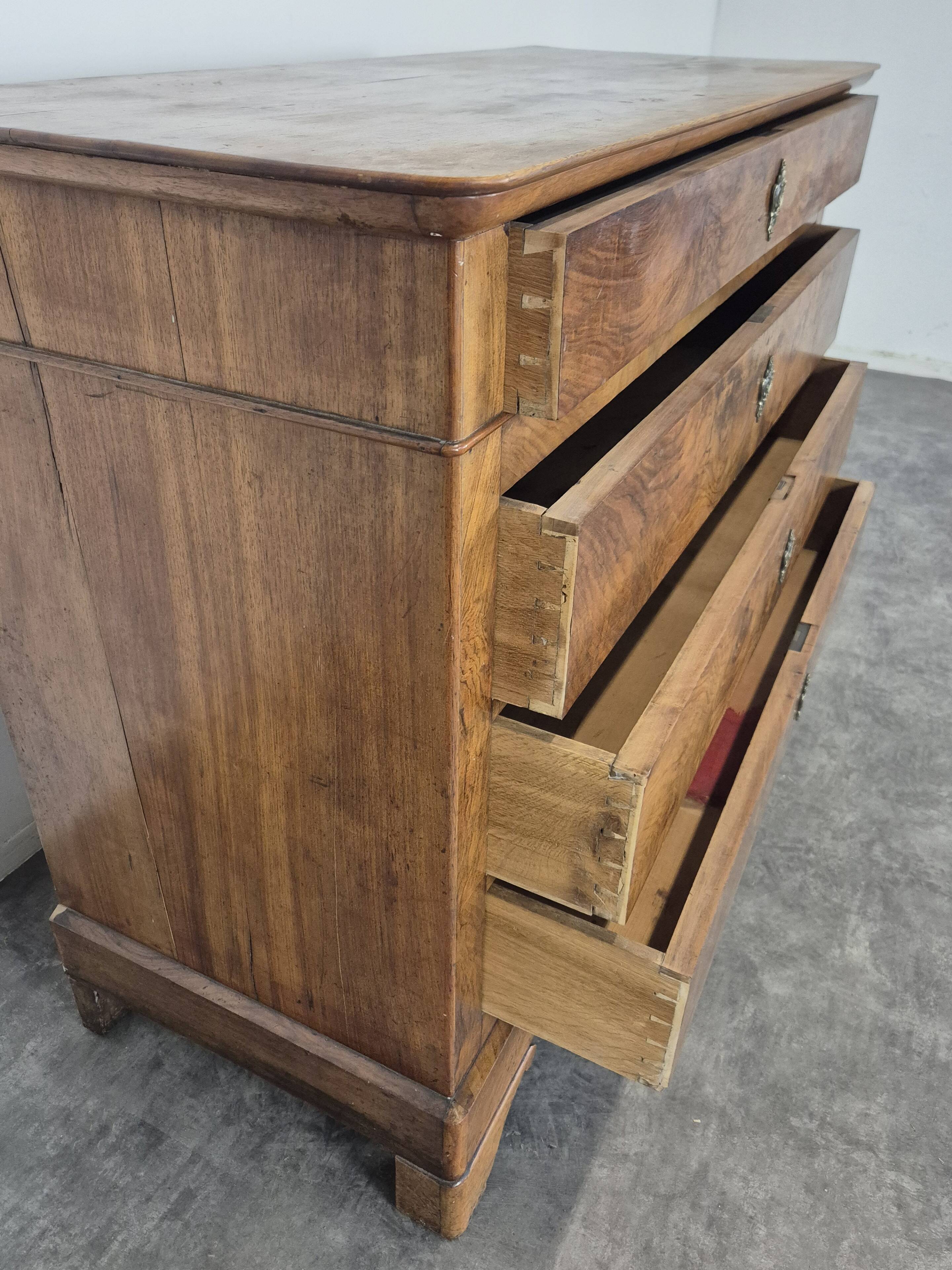 Louis Philippe style commode in walnut burl veneer.