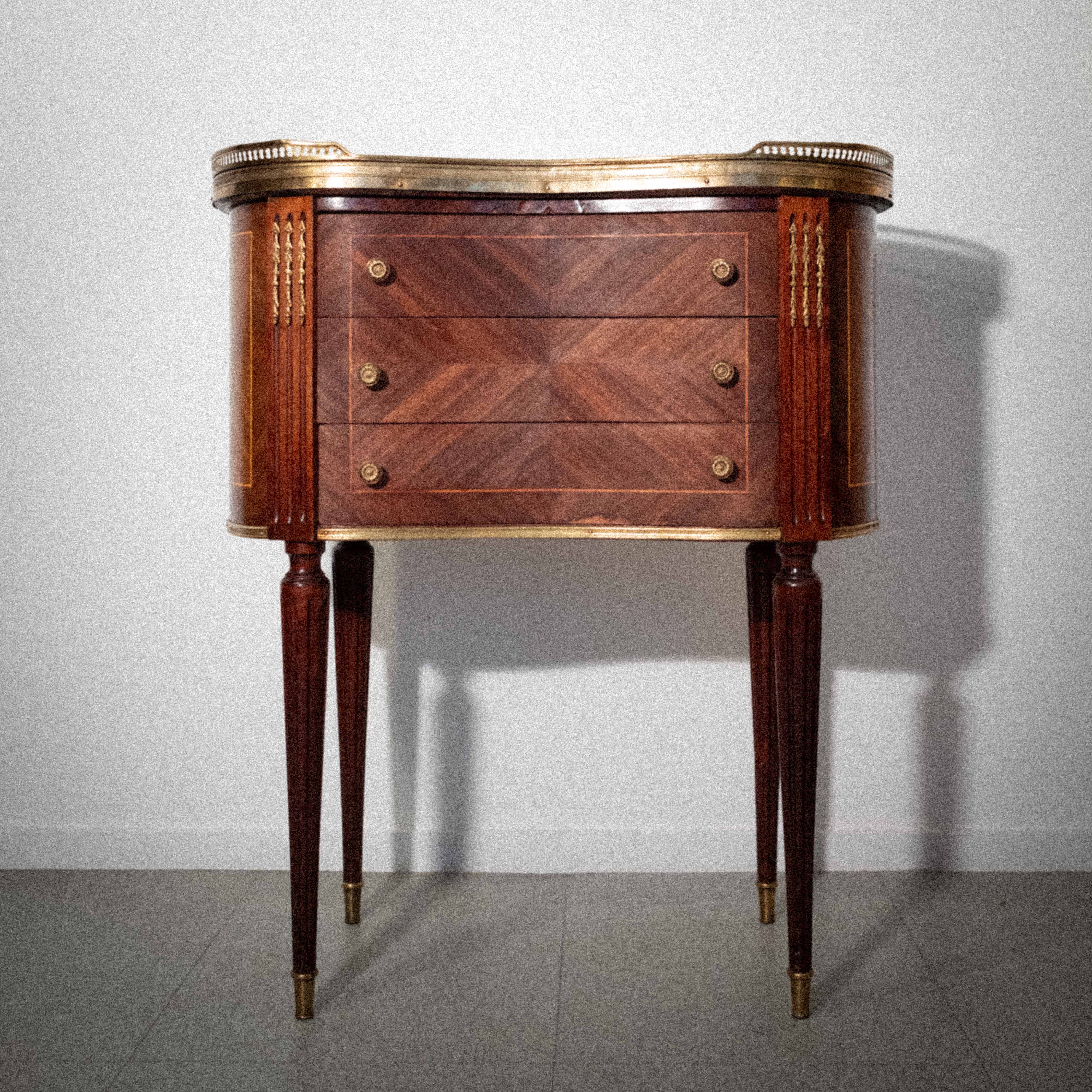 Commode haricot style Louis XVI