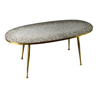 Table basse ovale en laiton avec mosaïque de verre gris et reflets dorés