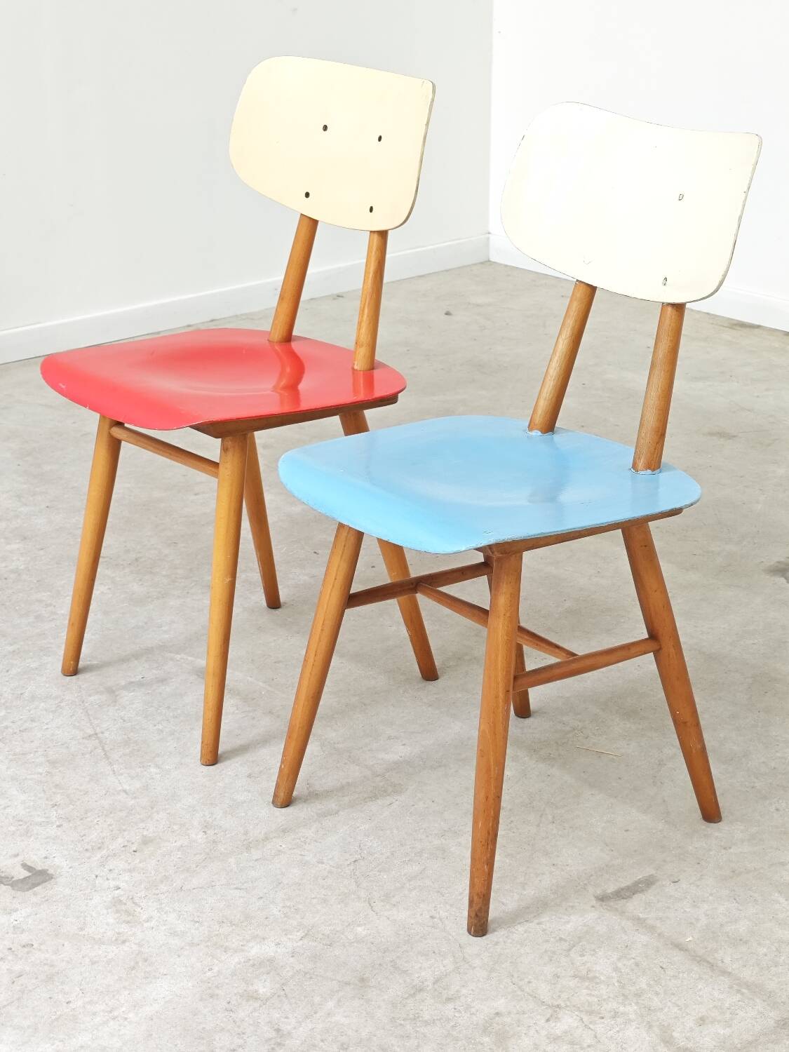 Paire de chaises bois TON Bystrice Thonet rouge et bleu