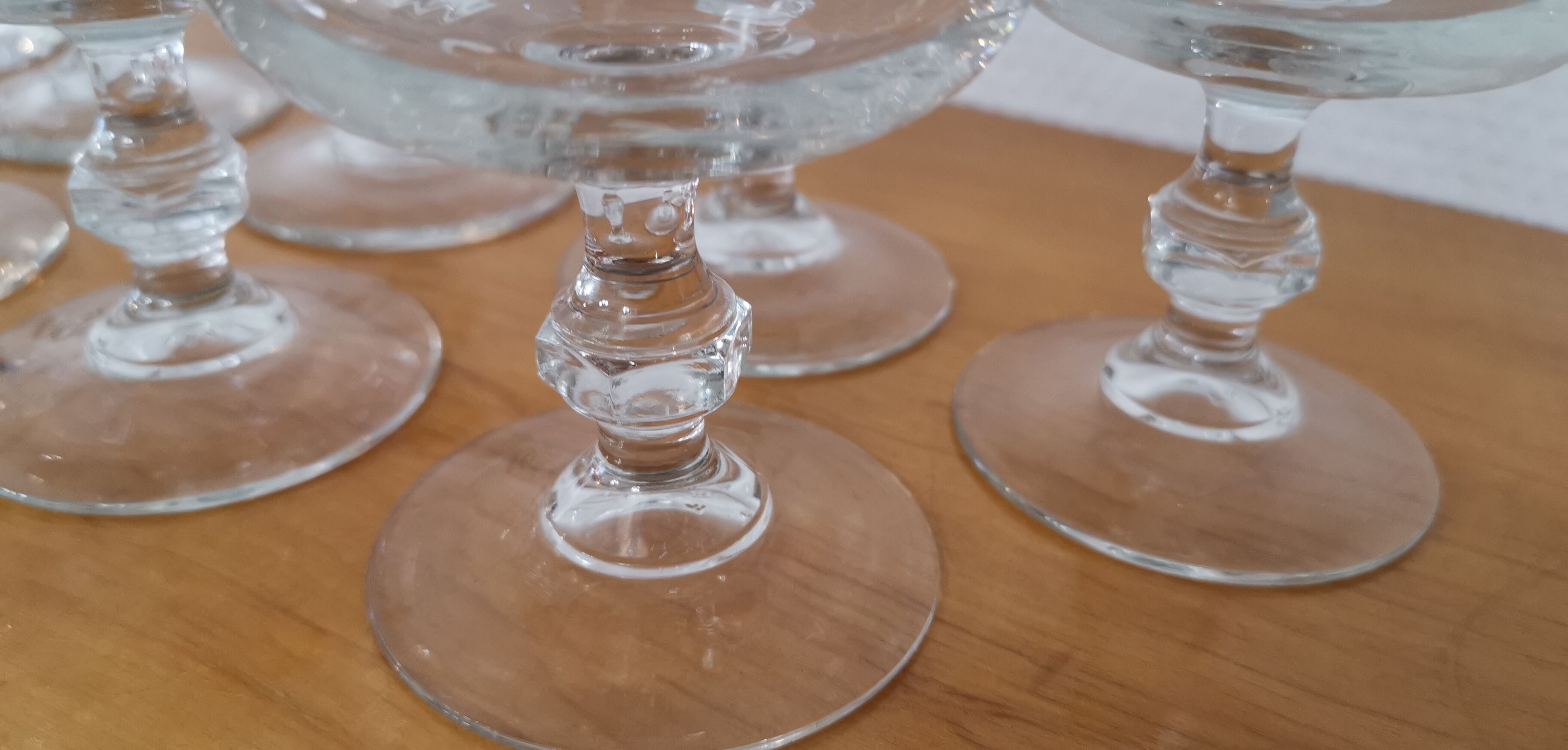 Set of 9 red wine glasses on feet, grape decoration and Luminarc vine shoot