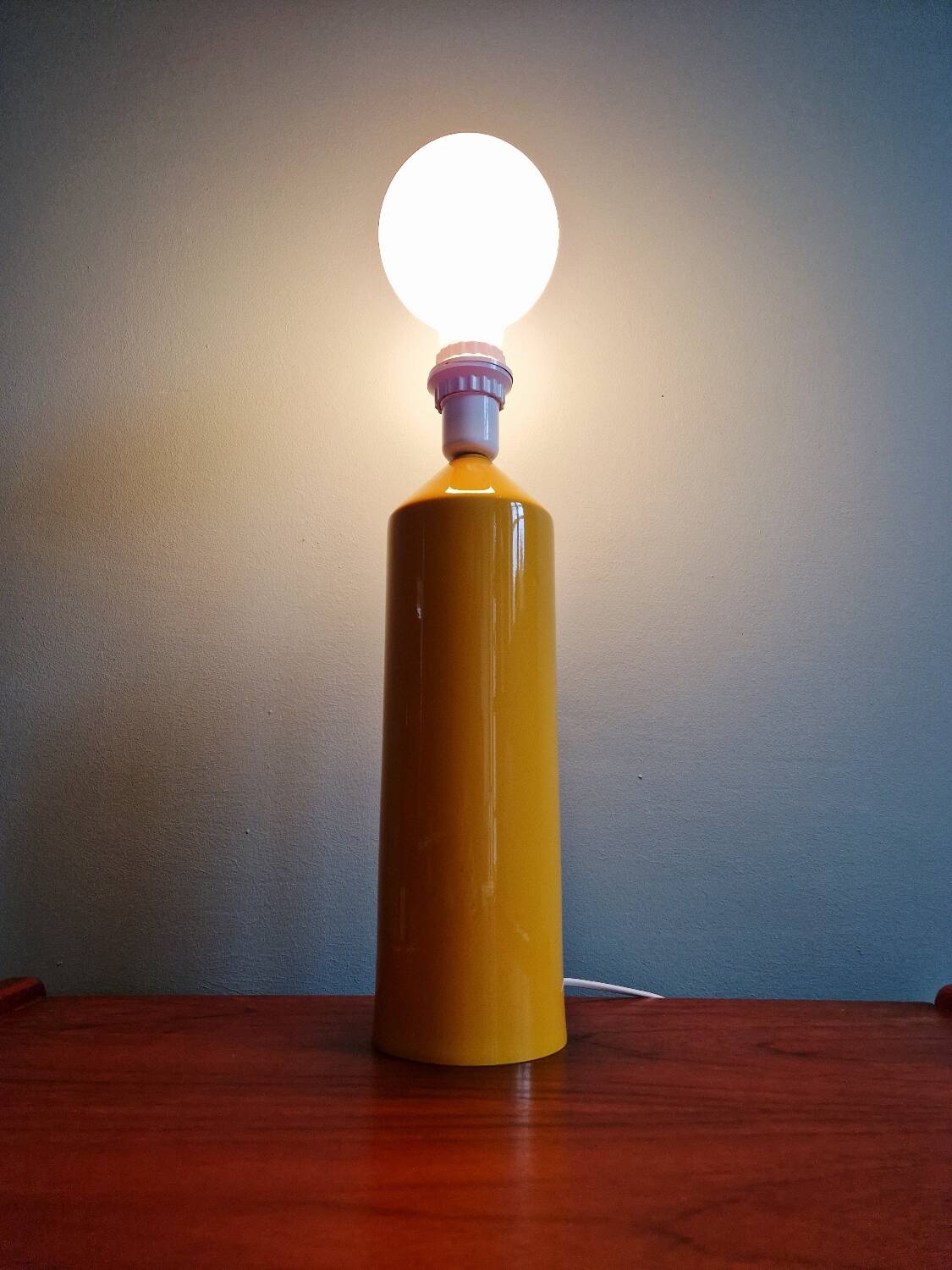Vintage table lamp in yellow lacquered metal, 1980s