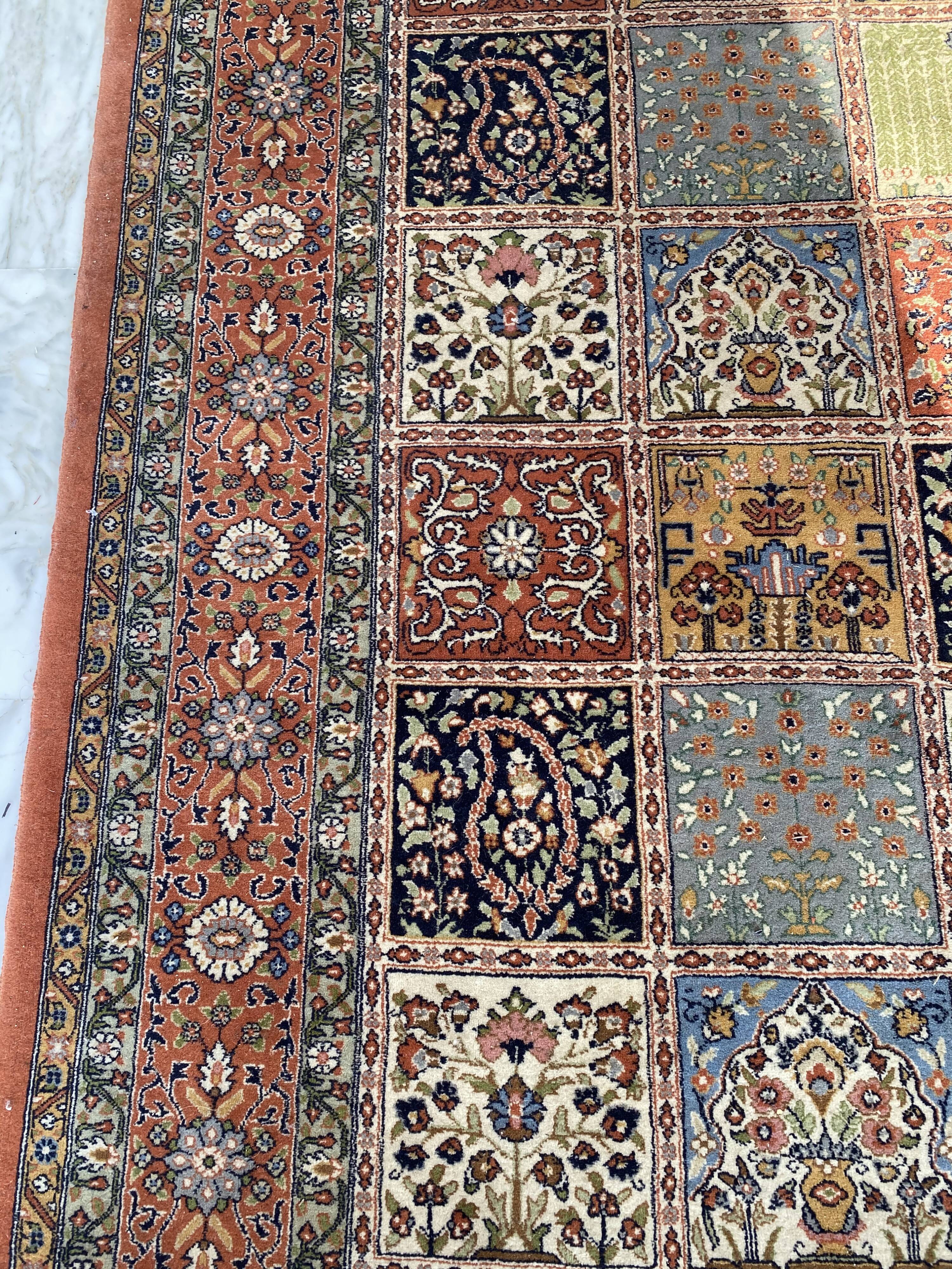 Patterned square carpet 252x252cm