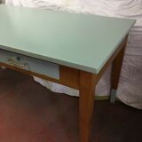 Table for 4 to 6 people with a very sixties look