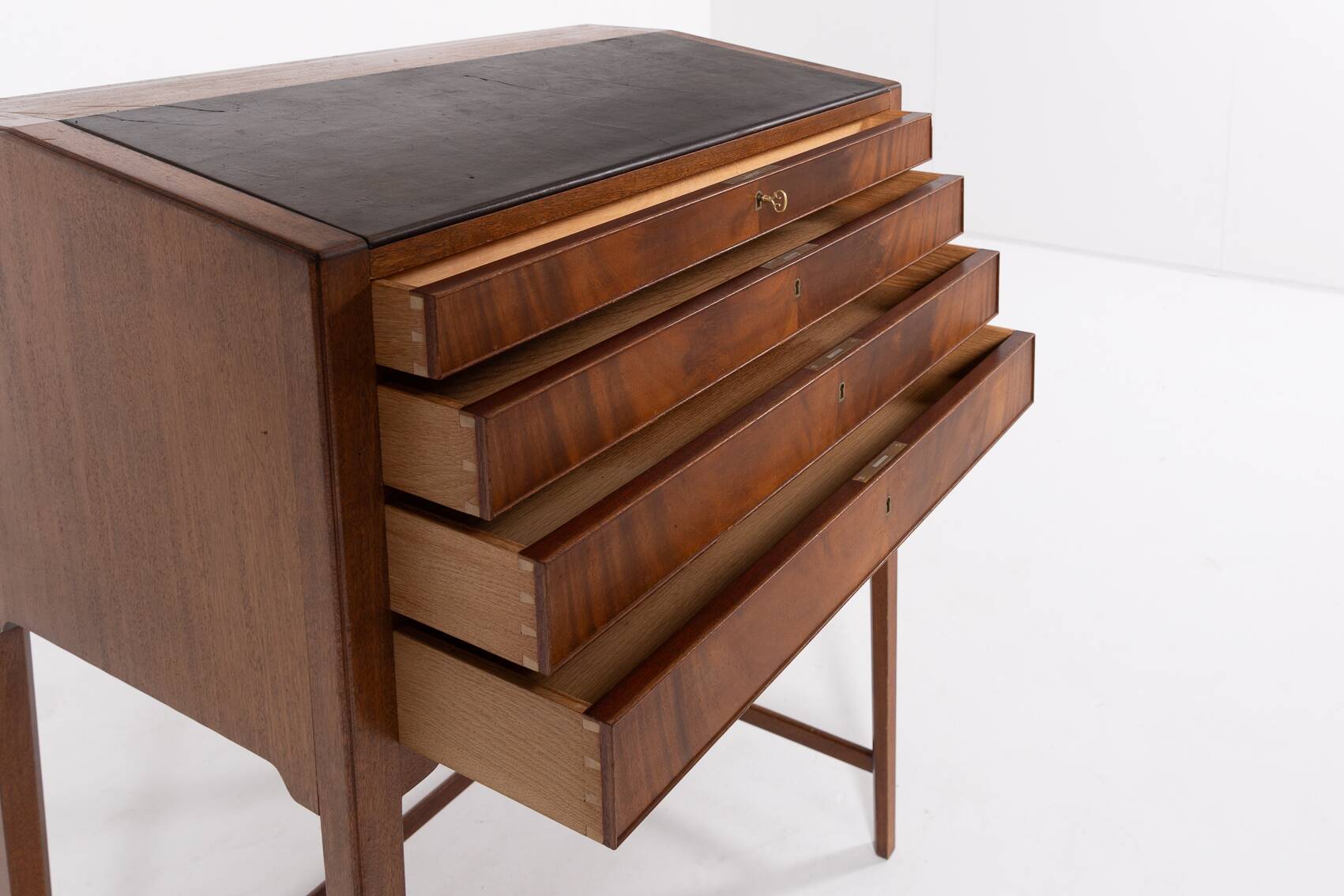 Bureau debout danois moderne du milieu du siècle de Frits Henningsen