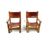 Paire de chaises de château brutalistes anciennes faites à la main en chêne et cuir cognac, années 1920.
