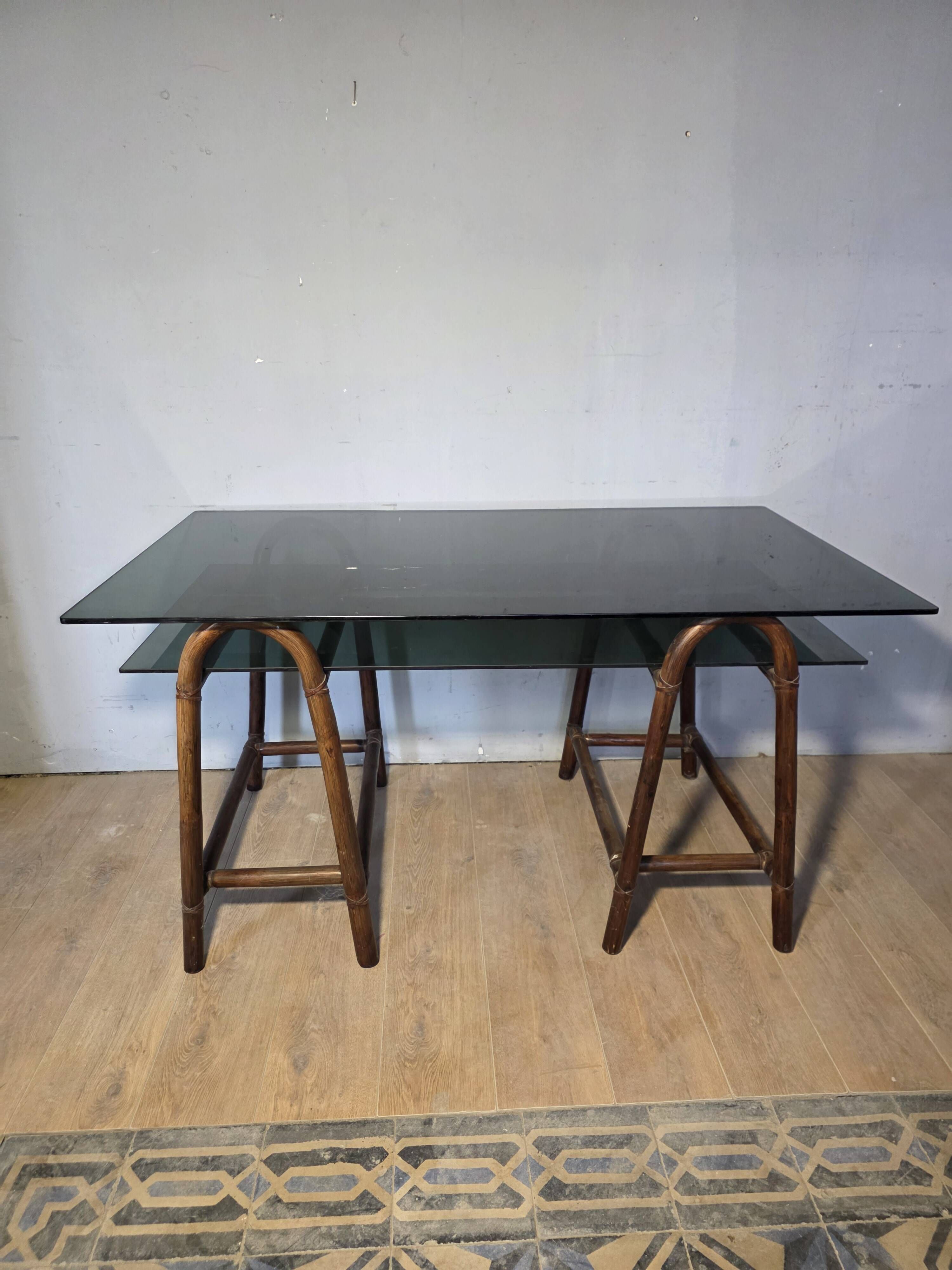 Bureau en rotin double plateau en verre fumé, années 70.